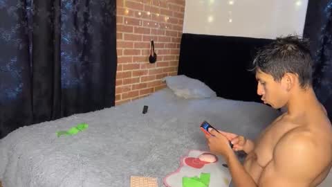 latinosadictosalsexo online show from January 14, 2026, 9:42 pm