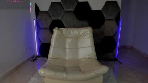 LEANDRO online show from May 1, 2026, 3:55 am