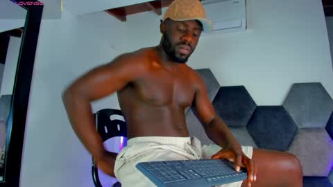 Snapshot of latrellx7 chatting on May 14, 2026, 3:35 am LEANDRO online show from May 14, 2026, 3:35 am