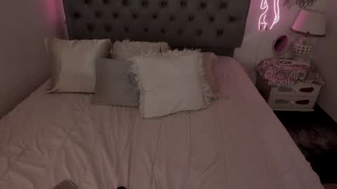 Snapshot of lau_123x chatting on January 19, 2025, 4:33 am Laura online show from January 19, 2025, 4:33 am