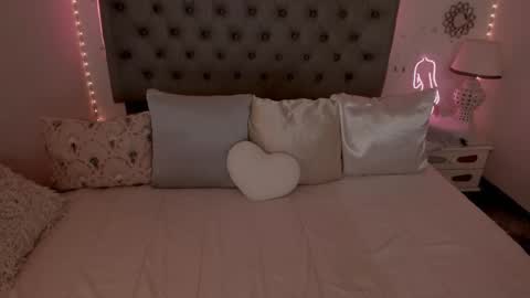 Snapshot of lau_123x chatting on November 21, 2025, 7:40 am Laura online show from November 21, 2025, 7:40 am