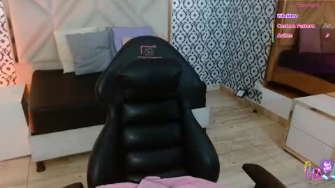 laulin_tay online show from April 24, 2026, 4:04 am