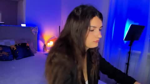 Snapshot of laura__leee chatting on June 13, 2026, 5:05 am Laura online show from June 13, 2026, 5:05 am