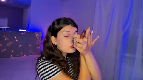 Snapshot of laura__leee chatting on June 19, 2026, 5:01 am Laura online show from June 19, 2026, 5:01 am