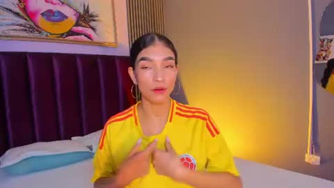 Snapshot of laura_aristizabal_19 chatting on July 7, 2026, 12:20 pm Laura online show from July 7, 2026, 12:20 pm