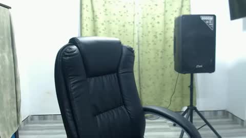 Snapshot of laura_craizy chatting on May 30, 2026, 3:03 am CALL ME LOVE LAURA online show from May 30, 2026, 3:03 am