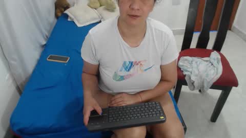 Snapshot of laura_foxx2379 chatting on December 18, 2025, 2:56 pm laura_foxx2379 online show from December 18, 2025, 2:56 pm