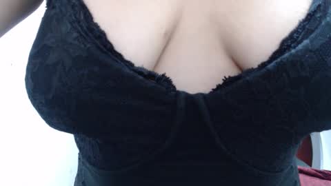 Snapshot of laura_hotyy chatting on November 3, 2025, 6:25 am Laura online show from November 3, 2025, 6:25 am