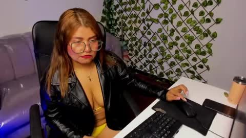 Snapshot of laura_marttin chatting on July 15, 2026, 2:39 am laura_marttin online show from July 15, 2026, 2:39 am