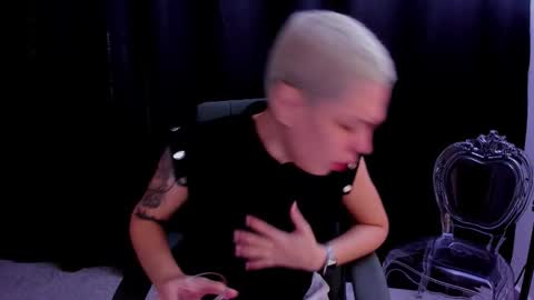 Snapshot of laura_r23 chatting on September 17, 2025, 1:24 pm Laura Rose online show from September 17, 2025, 1:24 pm