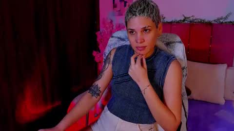 Snapshot of laura_r23 chatting on October 17, 2025, 12:25 am Laura Rose online show from October 17, 2025, 12:25 am