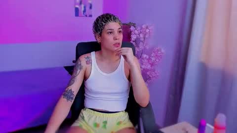 Snapshot of laura_r23 chatting on December 1, 2025, 5:40 pm Laura Rose online show from December 1, 2025, 5:40 pm