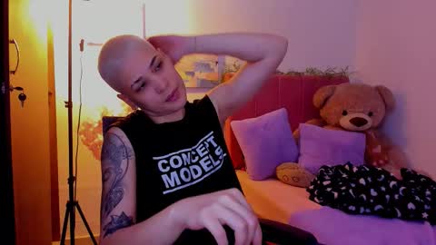 Snapshot of laura_r23 chatting on March 24, 2026, 7:19 pm Laura Rose online show from March 24, 2026, 7:19 pm
