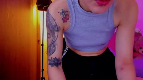 Snapshot of laura_r23 chatting on March 29, 2026, 3:34 pm Laura Rose online show from March 29, 2026, 3:34 pm