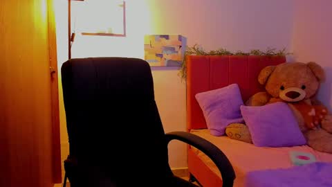 Snapshot of laura_r23 chatting on April 1, 2026, 5:43 pm Laura Rose online show from April 1, 2026, 5:43 pm