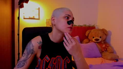Snapshot of laura_r23 chatting on April 2, 2026, 8:28 pm Laura Rose online show from April 2, 2026, 8:28 pm