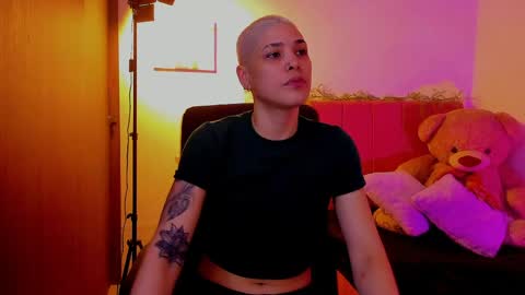 Snapshot of laura_r23 chatting on April 3, 2026, 7:12 pm Laura Rose online show from April 3, 2026, 7:12 pm