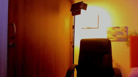 Snapshot of laura_r23 chatting on April 7, 2026, 12:33 am Laura Rose online show from April 7, 2026, 12:33 am