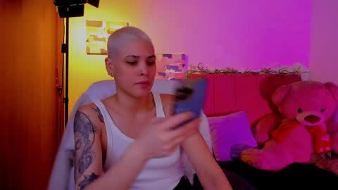 Snapshot of laura_r23 chatting on April 7, 2026, 12:49 pm Laura Rose online show from April 7, 2026, 12:49 pm