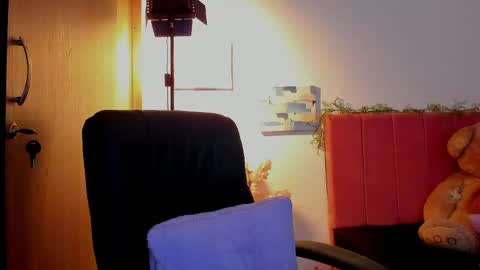 Snapshot of laura_r23 chatting on April 15, 2026, 4:19 am Laura Rose online show from April 15, 2026, 4:19 am
