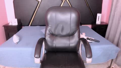 Snapshot of laura_riley chatting on January 18, 2025, 5:59 pm Laura online show from January 18, 2025, 5:59 pm