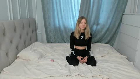 Snapshot of laurabrowwnn chatting on June 12, 2026, 9:52 am Leila online show from June 12, 2026, 9:52 am