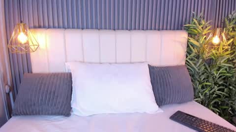 LauraCarther  online show from April 24, 2026, 7:05 pm