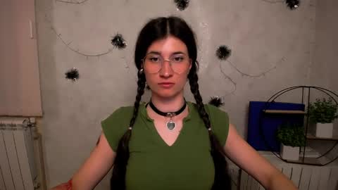 Snapshot of lauradre_ chatting on May 9, 2026, 6:07 am Laura online show from May 9, 2026, 6:07 am