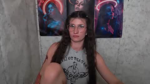 Snapshot of lauradre_ chatting on July 7, 2026, 7:23 am Laura online show from July 7, 2026, 7:23 am