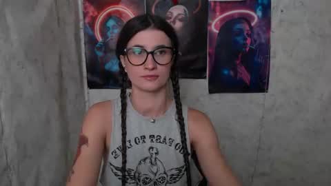 Snapshot of lauradre_ chatting on July 8, 2026, 8:52 am Laura online show from July 8, 2026, 8:52 am