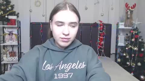 LauraHlot online show from December 19, 2025, 6:59 pm