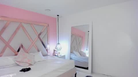 Snapshot of lauraklark chatting on November 19, 2025, 9:26 pm laura online show from November 19, 2025, 9:26 pm