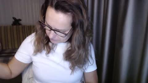 Lauraoven1 online show from October 28, 2025, 2:20 pm