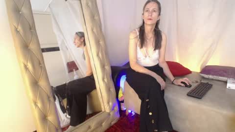 Snapshot of laurasofia45 chatting on June 17, 2026, 4:15 am Laura Sofia online show from June 17, 2026, 4:15 am