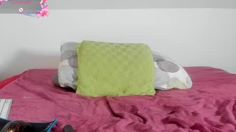 Snapshot of laurasommer chatting on February 1, 2025, 12:29 am Laura Lara Sommer online show from February 1, 2025, 12:29 am