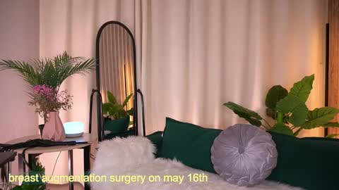  Laura  online show from May 3, 2026, 6:19 am