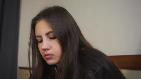 Snapshot of laureencadriel chatting on November 28, 2025, 9:12 am Monica online show from November 28, 2025, 9:12 am