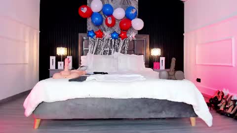 Lauren Weels online show from July 4, 2026, 8:59 pm