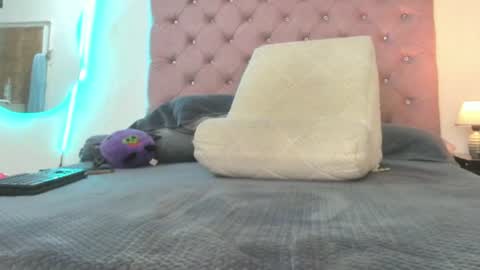 laurenlaine online show from June 25, 2026, 1:05 am