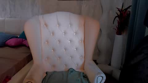 laurennhill online show from September 23, 2025, 1:08 am