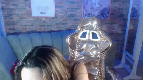 Snapshot of laurita_b chatting on February 26, 2025, 11:15 pm Laurita online show from February 26, 2025, 11:15 pm