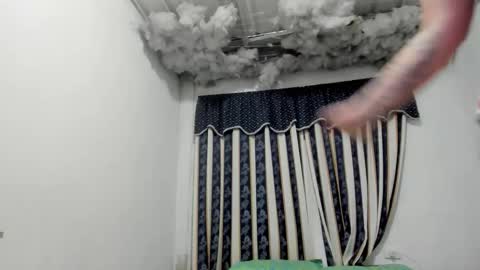 Snapshot of lauu_g chatting on April 12, 2026, 11:37 am Lauu G online show from April 12, 2026, 11:37 am