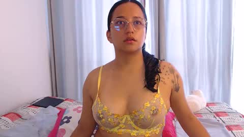 Snapshot of lauu_jones chatting on April 1, 2026, 7:22 pm Laura online show from April 1, 2026, 7:22 pm