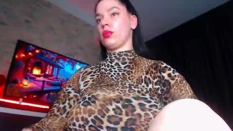 Snapshot of laya_moon chatting on October 26, 2025, 12:00 pm LayaMoon online show from October 26, 2025, 12:00 pm