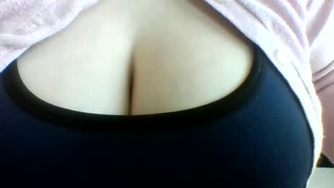 layannalea online show from May 4, 2026, 1:23 am