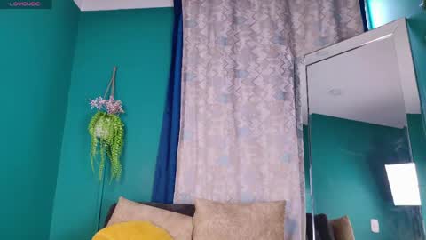 layla_17 online show from May 5, 2026, 4:04 pm