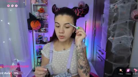 Layla online show from November 3, 2025, 2:18 pm