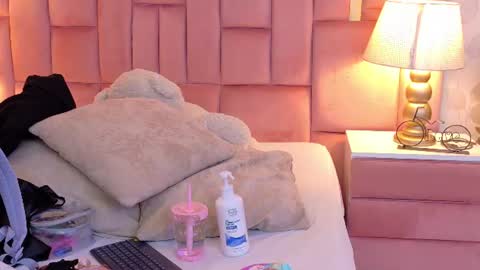 Snapshot of laylaadoll_ chatting on August 3, 2026, 7:28 pm Lau online show from August 3, 2026, 7:28 pm