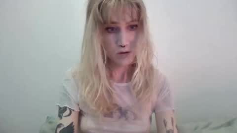 laylahloveless online show from September 9, 2025, 5:40 am