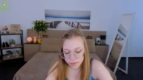 Snapshot of layriantavee chatting on March 6, 2025, 10:20 am layriantavee online show from March 6, 2025, 10:20 am